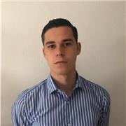 Chico joven de 20 años estudiando Turismo para dar clase a niños de Primaria y ESO
